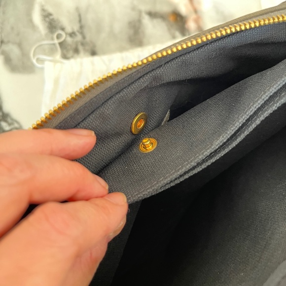 Marc Jacobs Quilted Cross Body Leather Purse iPad Holder - Grey with Gold Chain - Picture 12 of 13